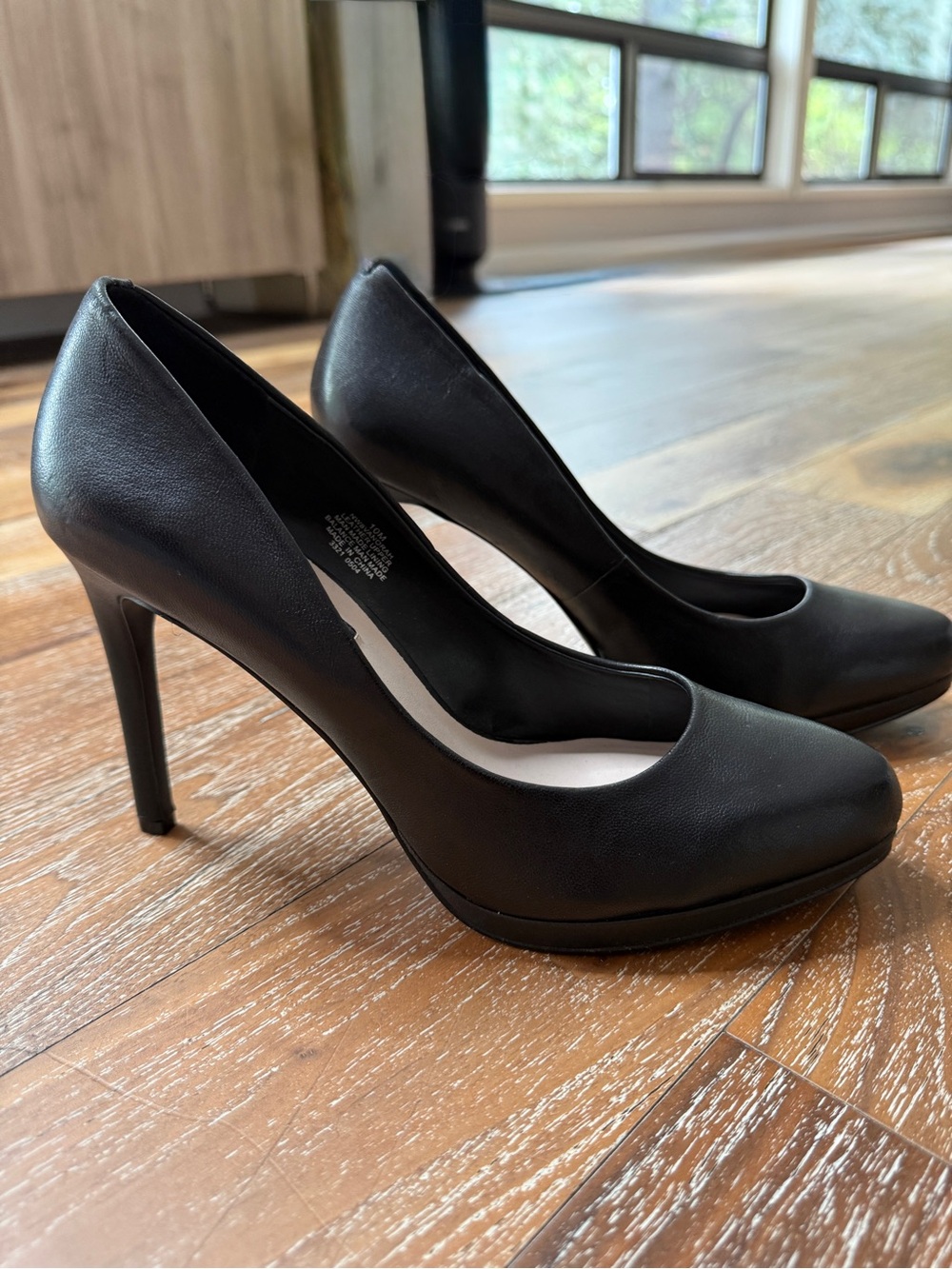 Nine West Black Leather Heels Pumps Shoes / Size 10M